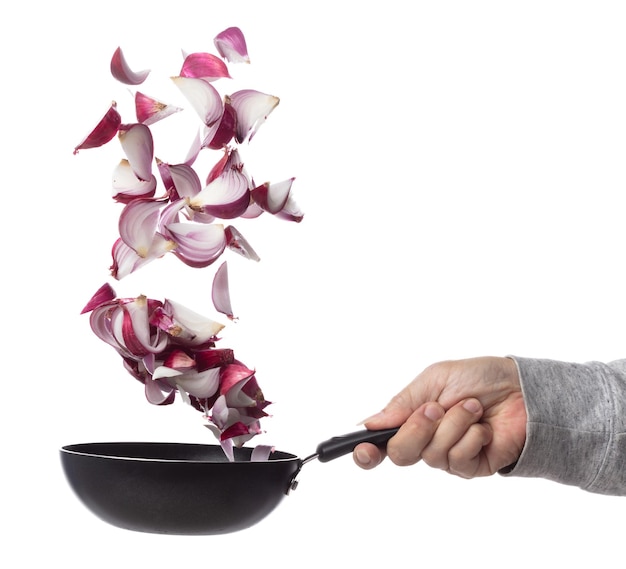 Kucharz smażący warzywa na patelni